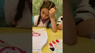 Лена и Аарон  рисуют на майке