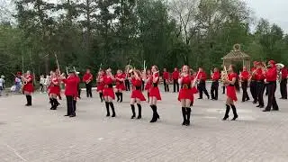 Муниципальный оркестр исполняет песню Юрия Шатунова. Костанай, 1 июня.