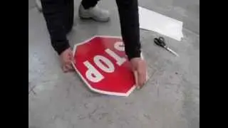 Come applicare un segnale da pavimento autoadesivo.