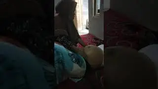 neng.ini sakit perut kemung.dia lagih hamil.8 bln.mita di urut.