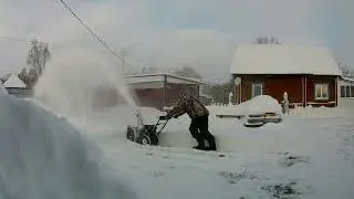 чистим снег на участке