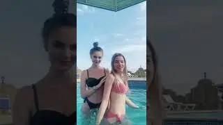 Тик-ток девочки танцуют в бассейне