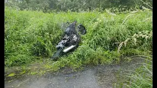 Полноприводный мотоцикл покатушки в ливень   завалы болота и ручьи
