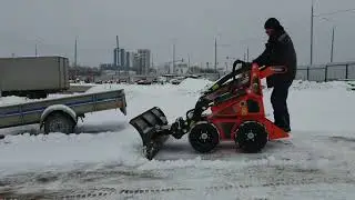 мини погрузчик WORKYQUAD Италия с отвалом для cнега
