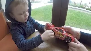 Диснейленд Распаковка Молния Маквин игрушка ТАЧКИ Молния Маккуин Unpacking Lightning Makvin toy