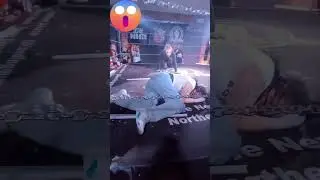 LADY HIT WITH TUBELIGHT IN RING 