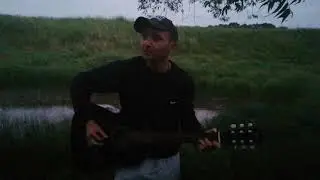 Дочка с папой говорит у портрета стоя..