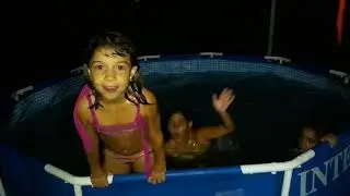 Com as amigas na piscina.