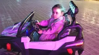 Лялика идет в парк с братьями