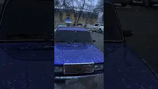 😍Красивая машина ваз 2107 стоит на улице когда идет снег😍