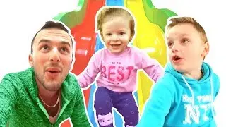 Тамик и Анетти на КАНИКУЛАХ Trampoline Slide Ball Funny Playtime In Indoor Playground For Kids