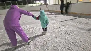 Анжелика (4 года)  первый раз на катке с родителями