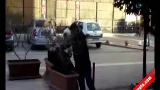 Sokak Ortasında Genç Kızı Böyle Dövdü!