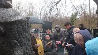 Схиархимандрит Харлампий молится у могилы блаженного старца Иоанна Жуковского в Одессе
