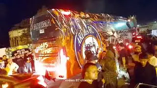 Bus Pemain Arema Tertahan 2 jam Lebih gak Bisa keluar karena Lautan Supporter Berkumpul d Kanjuruhan