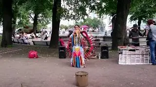 Индеец играет этническую музыку на улицах Петербурга