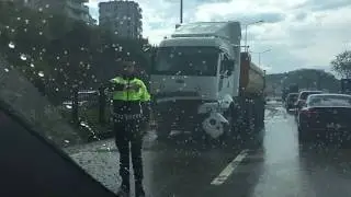 KAMYON 2 refüjü de parçalayarak KAZA yaptı   #GİRESUN