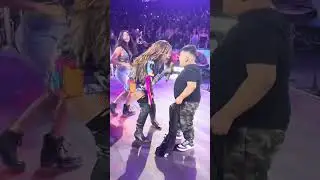 Le regalé unas flores a @Gloria Trevi , baile y cante con ella, un excelente ser de luz ✨✨✨✨✨