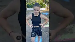 Даша гоняет руками ветер)) 