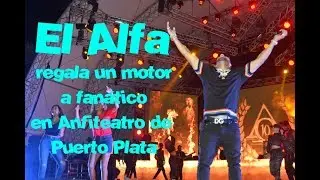 El Alfa regala un motor a fanático en Anfiteatro de  Puerto Plata
