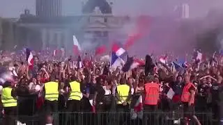 Во Франции настоящий праздник и сотни тысяч радостных болельщиков на улицах.