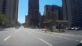 Автомобиль сбивает велосипедиста