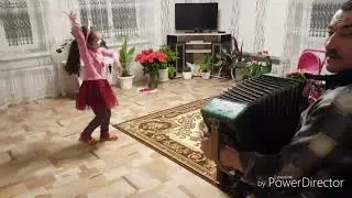 Играй гармонь! Танцы под гармошку / дедушка играет на гармошке/ жизнь в деревне . Весело живем