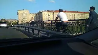 Вильнюс. "Тянучка" через мост в центре.