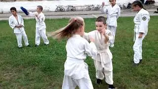 Легкие поединки во время тренировки во дворе.