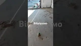 Робота вібро плитою по піску в гаражі