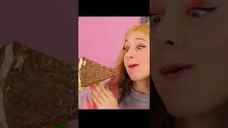 Погрузите радужный торт в шоколад