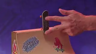 Hot Wheels Skate Tony Hawk Fingerboard & Skate Shoes Multipack (Styles Vary)