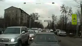 Девушка за рулем наказала наглого водителя Мерседеса