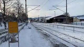 Zugdurchfahrt Uffing am Staffelsee mit hochwirbelnden Schnee