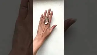 Кольцо с горным хрусталем овальное на руке 