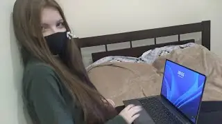 Девушка ходит на работу, а я сижу дома за компьютером.
