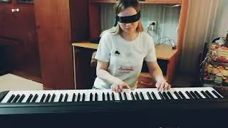 Игра на пианино с закрытыми глазами