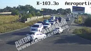 В Днепре водители устроили драку посреди дороги.