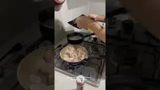 El Tom Kha Gai es una deliciosa sopa tailandesa de pollo y leche de coco. Es sencillo de preparar