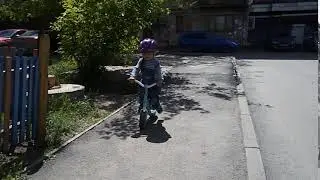 Дети на беговелах в шлемах Roces и B'TWIN
