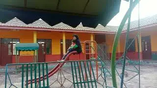 Adek Rey main perosotan dengan Tante dika