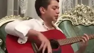 Парень спел красиво! на машине при деньгах.