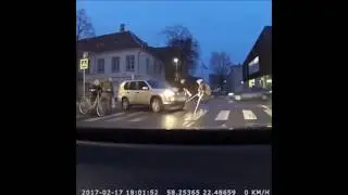 "Помог" бабушке перейти улицу