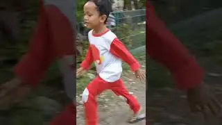Hari minggu gak ada temen, main bola sendiri aja lah...
