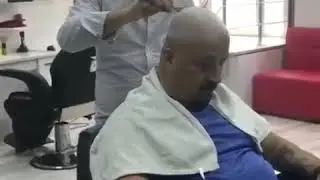 Kel adamın kuaföre yaptığı ustura ile kesilme şakası