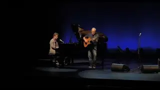 Toquinho e João Ventura tocando Manhã de Carnaval, no teatro Tivoli BBVA, em Lisboa.