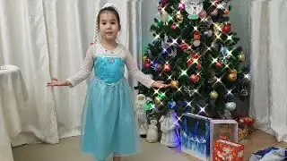 София выразительно читает стихотворение/ Добрый дедушка мороз, миленький, любименький