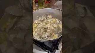 CLAMS IN GARLIC BUTTER! #clams #garlic #butter