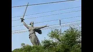 Скульптура «Родина-мать»,Волгоград,вид из окна поезда.