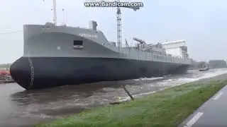 Спуск нового судна на воду.